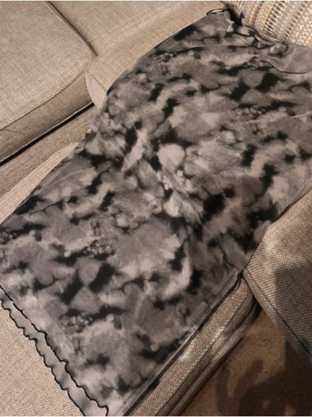 New Look Black and Gray Marbled Plush Throw